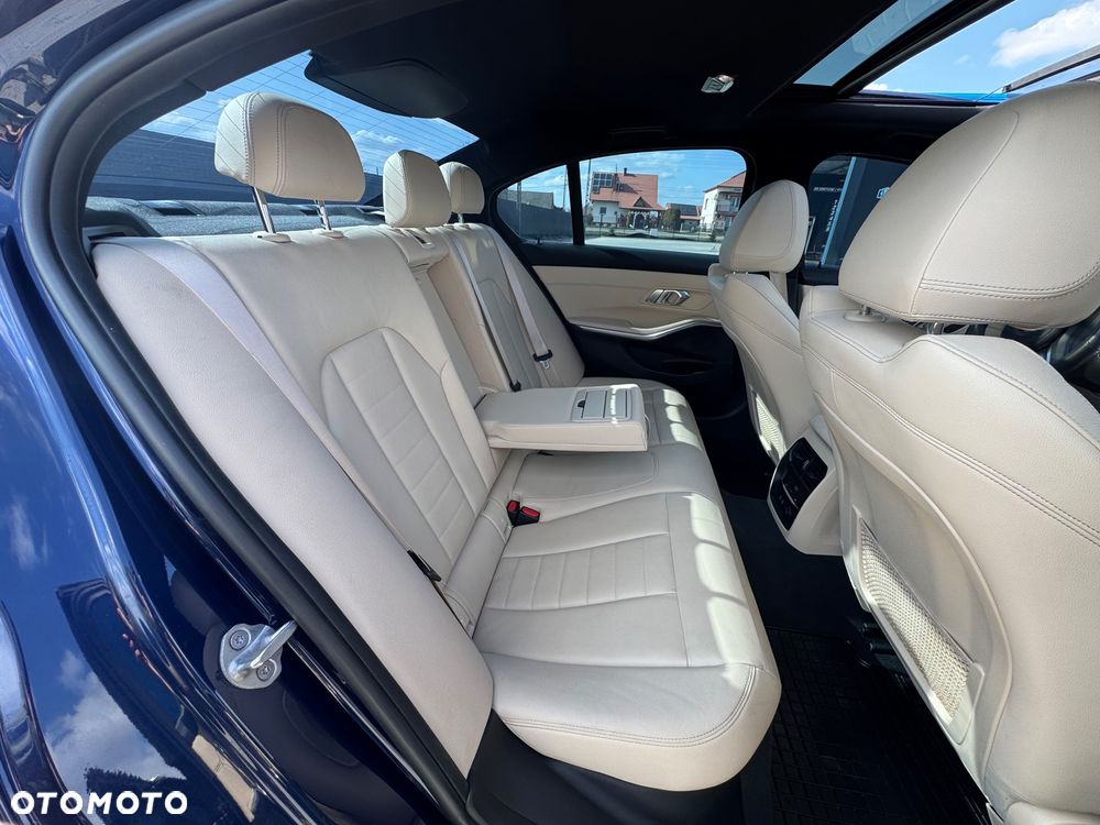 BMW Seria 3 330i M Sport - 30