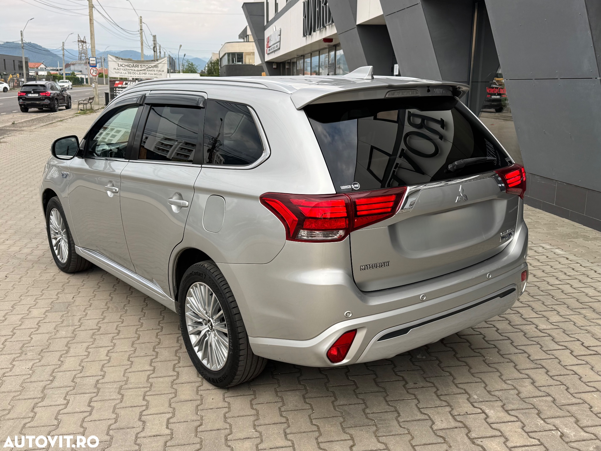 Mitsubishi Outlander 2.4 4WD Plug-In Hybrid Plus - 23