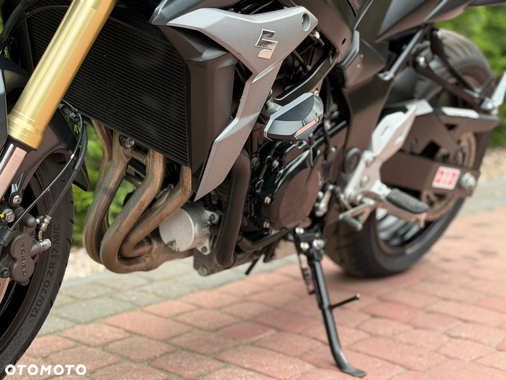 Suzuki GSR - 17