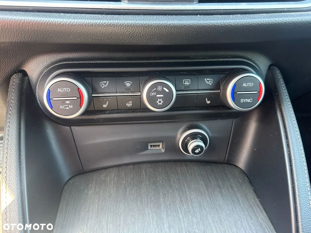 Alfa Romeo Stelvio - 16