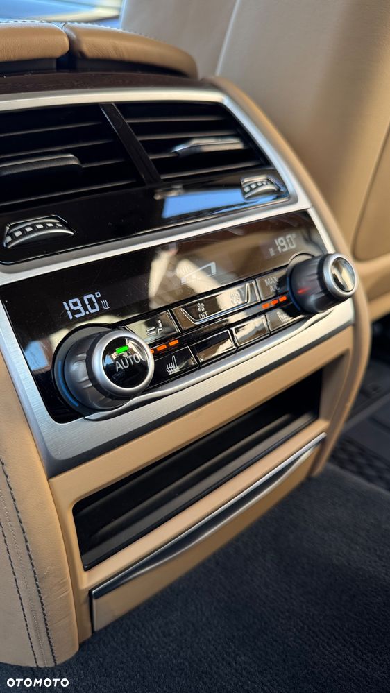 BMW Seria 7 750i xDrive - 29