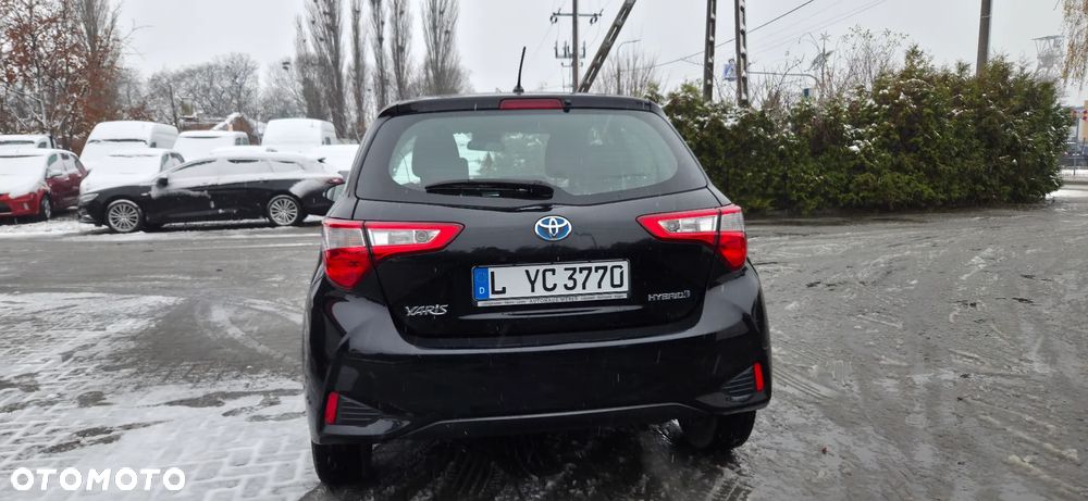 Toyota Yaris Hybrid 100 Terra - 10