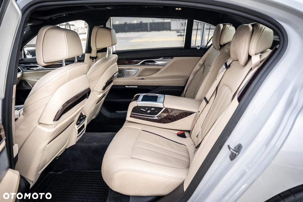 BMW Seria 7 M760Li xDrive - 12