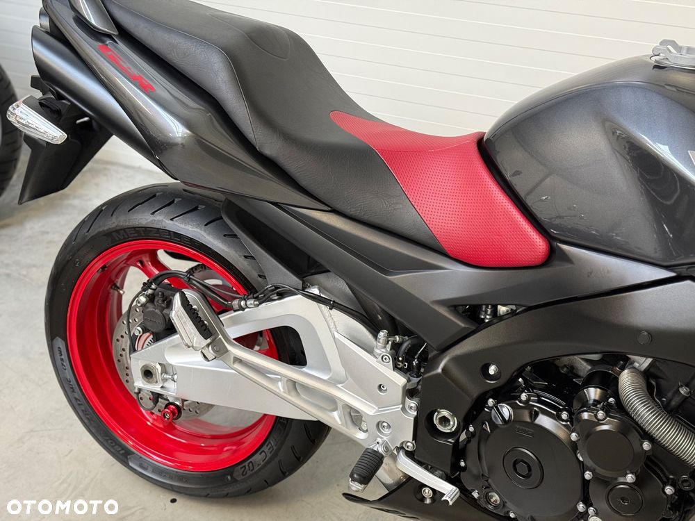 Suzuki GSR - 14
