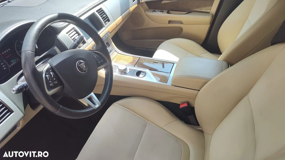 Jaguar XF 2.2D Luxury - 8