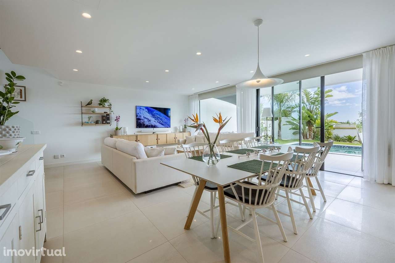 MODERNA E LUXUOSA MORADIA T3 COM PISCINA E GARAGEM PERTO DA MARINA DE - Grande imagem: 5/60