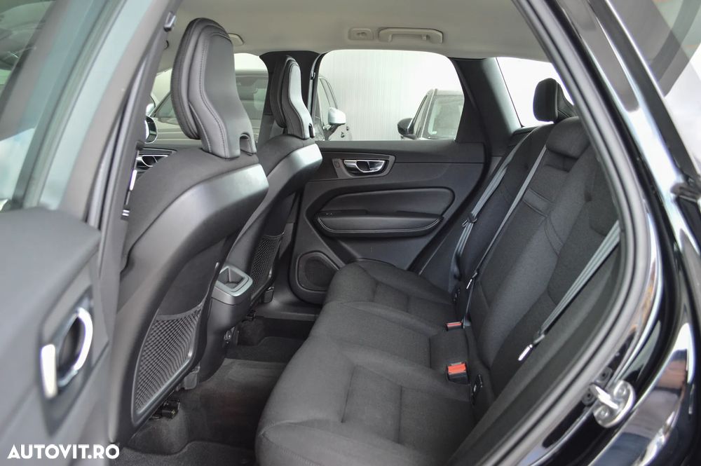 Volvo XC 60 B4 MHEV AT AWD Plus Dark - 14