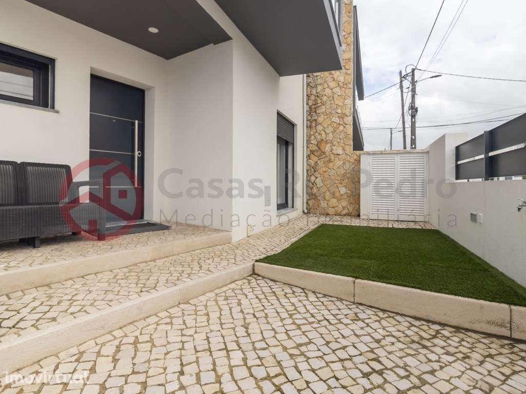 Moradia Geminada T4 SemiNova em Fernão Ferro - Grande imagem: 3/55