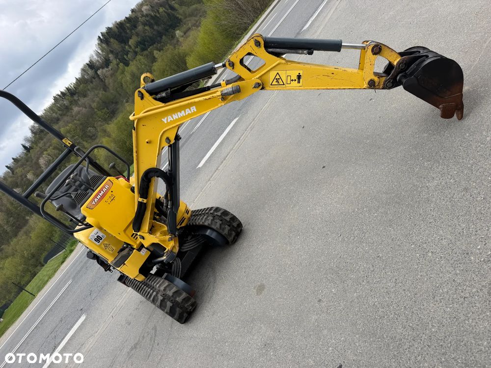 Yanmar SV08-1AS Japońska Minikoparka Gąsienicowa. Koparka 1,1 tony. Maszyna jak Nowa. 2017rok. Pochodzi z Norweskiego Gospodarstwa Ogrodniczego! 2 Rozsuwane Podwozie. Dokumentacja. Dodatkowe sekscje Hydrauliczne na młot lub wiertnice. Ani deka luzów czy wycieków. Szybkozłącze. Skrętne ramię. OKAZJA Zadbana Maszyna! Bardzo oszczędny silnik Yanmar. Mocne pompy Hydrauliczne!! 851mtg. Ani deka luzów czy wycieków, Aktualna Dekra. Po serwisach! - 3