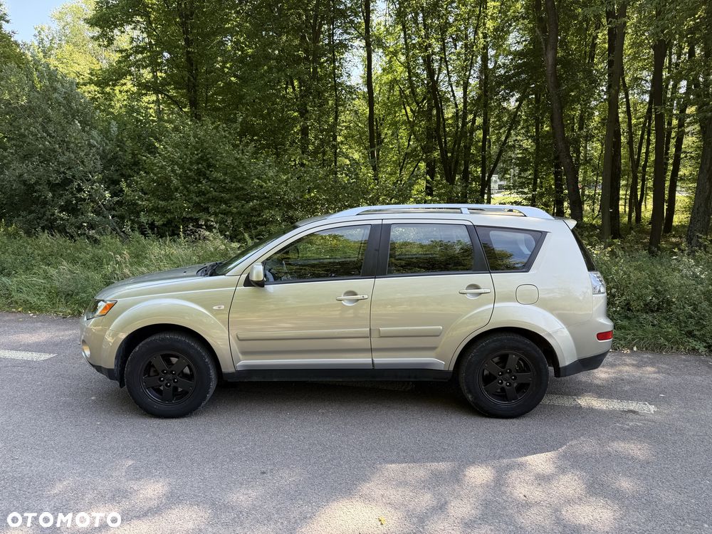 Mitsubishi Outlander - 2