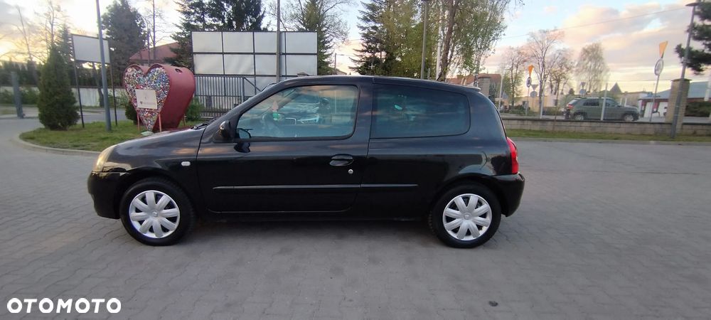 Renault Clio 1.2 16V Campus - 9