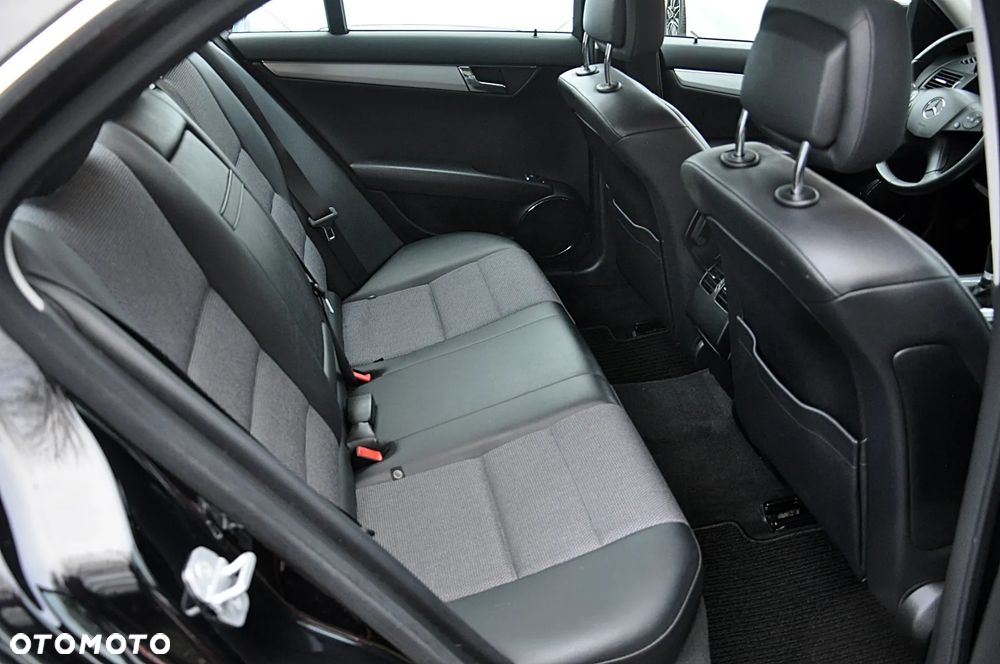 Mercedes-Benz Klasa C 180 Kompressor BlueEFFICIENCY Avantgarde - 30