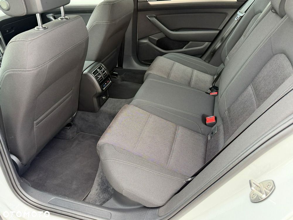 Volkswagen Passat - 30
