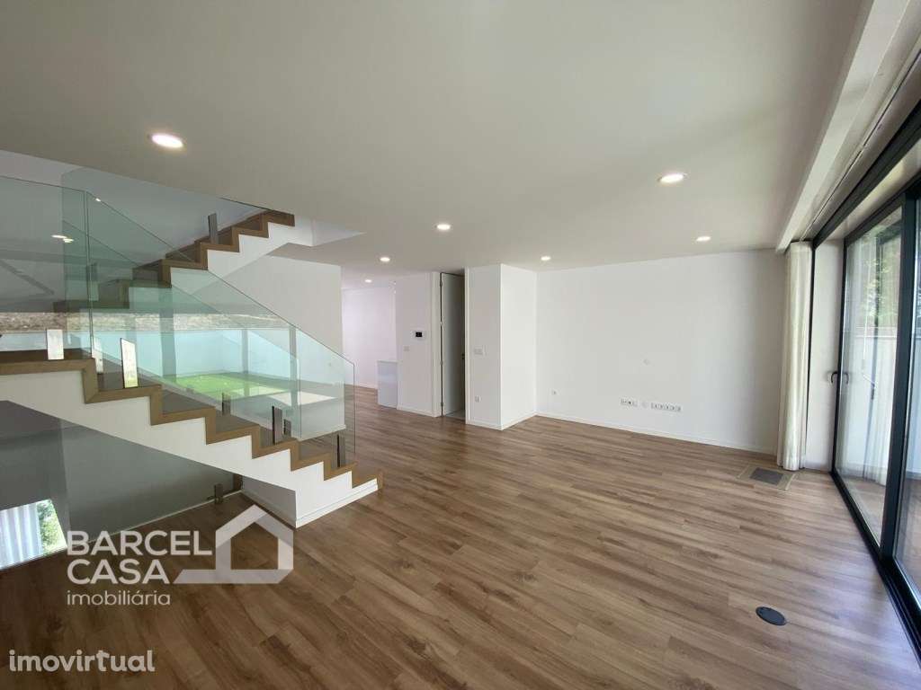 Moradia em banda T3, como nova, na Qta do Egipto em Barcelinhos - B... - Grande imagem: 2/34