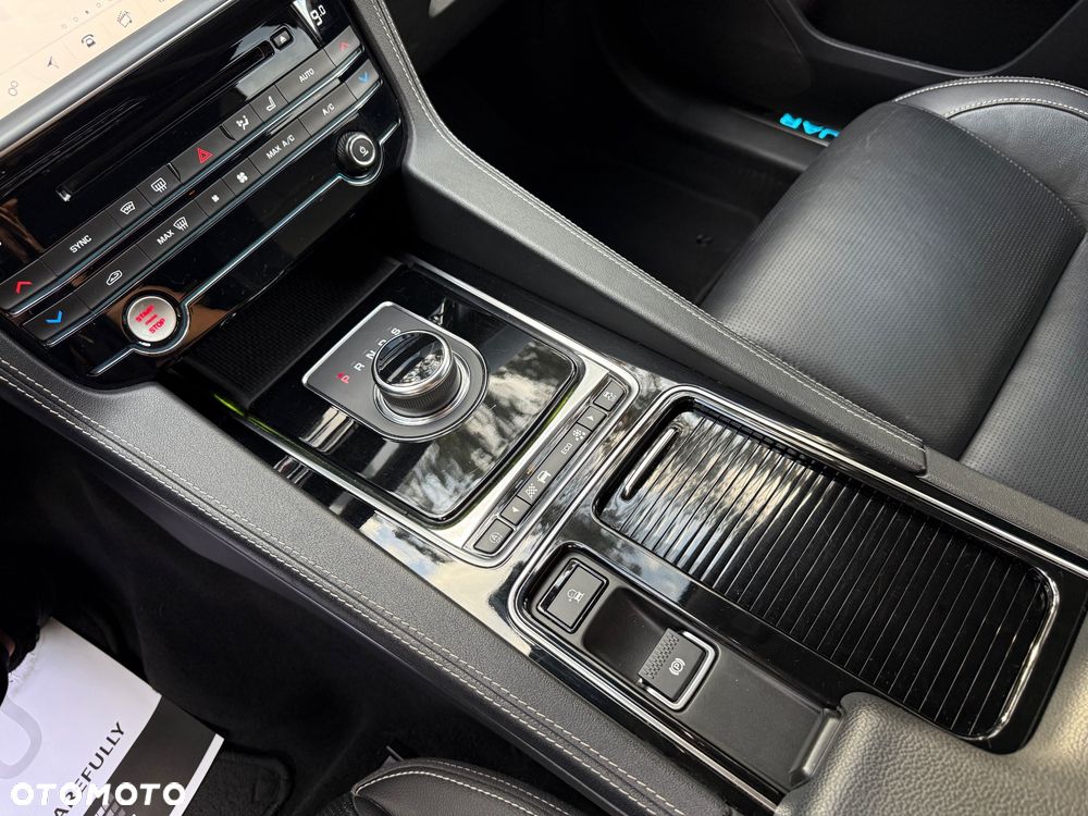 Jaguar F-Pace 20d AWD R-Sport - 27