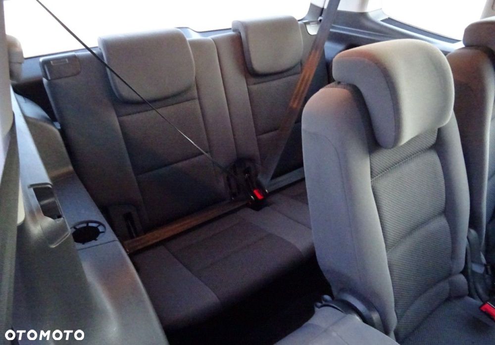 Volkswagen Touran - 12