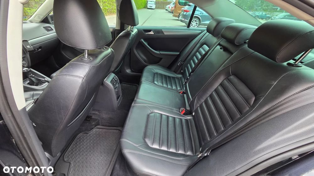 Volkswagen Jetta - 32