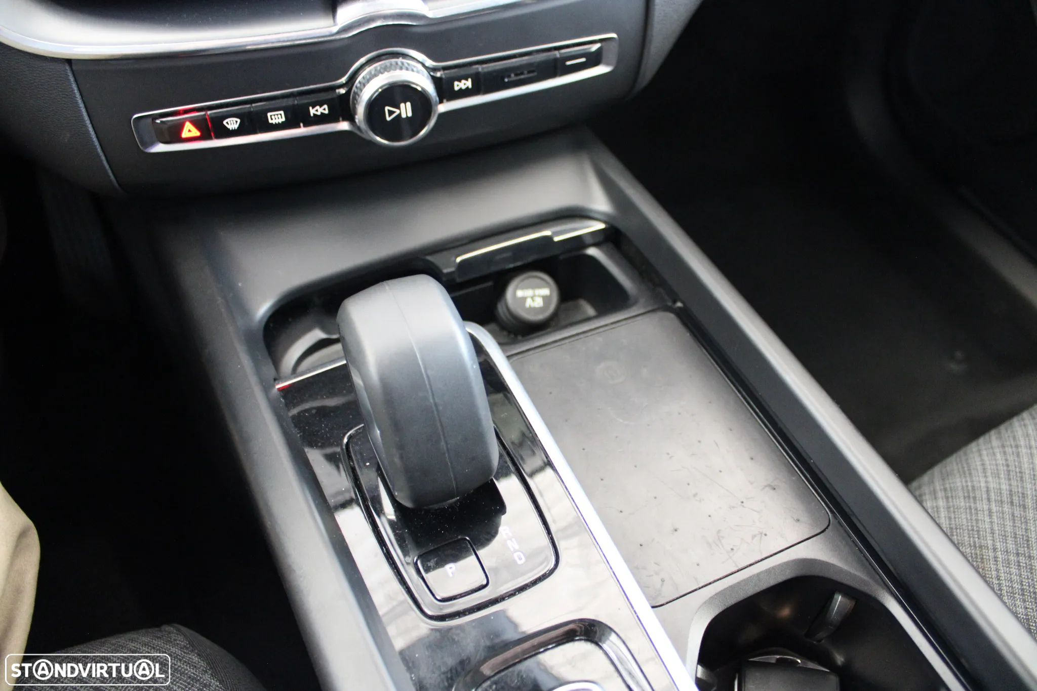 Volvo XC 60 2.0 B4 Momentum Plus - 26