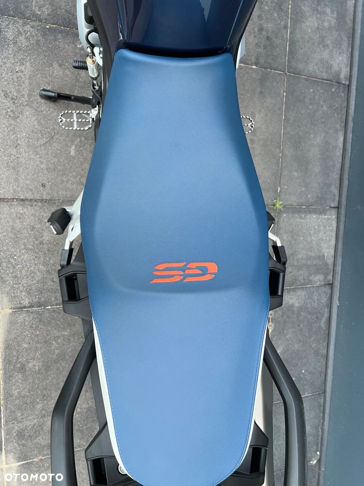 BMW F - 17