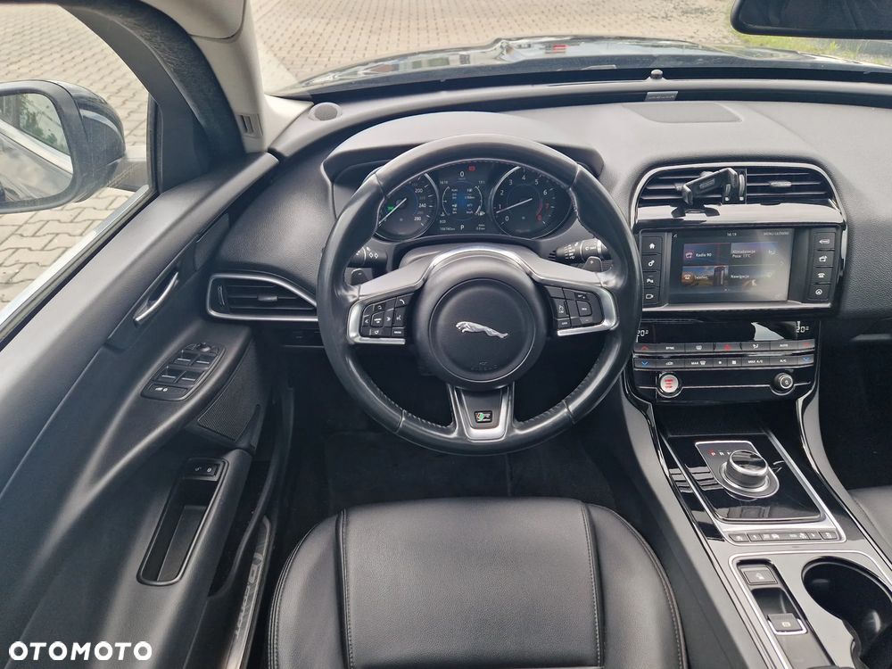 Jaguar XE - 25