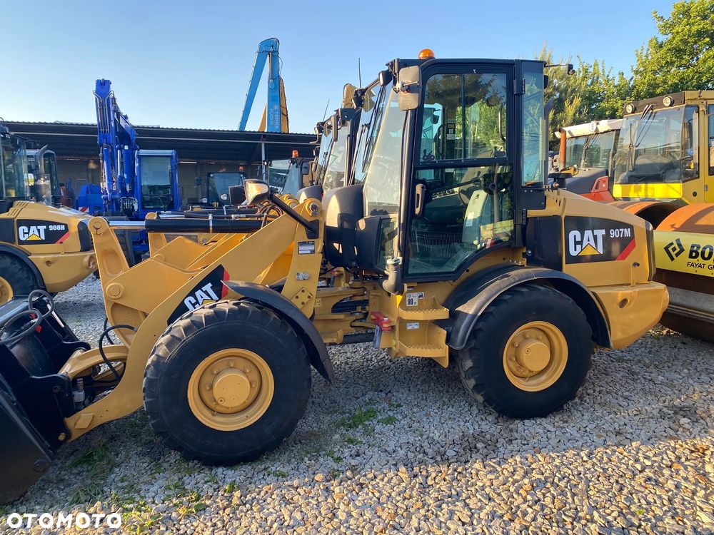 Caterpillar CAT 907M, 3400 MTH, ŁYŻKA OTWIERANA + WIDŁY, z NIEMIEC, SUPER STAN, - 2