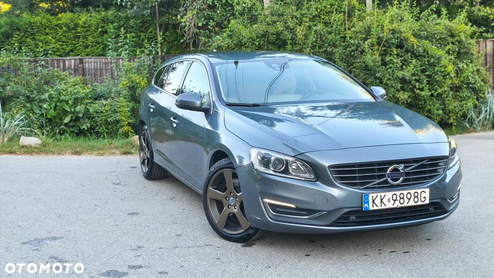 Volvo V60 D6 AWD Plug-in Hybrid Summum - 1