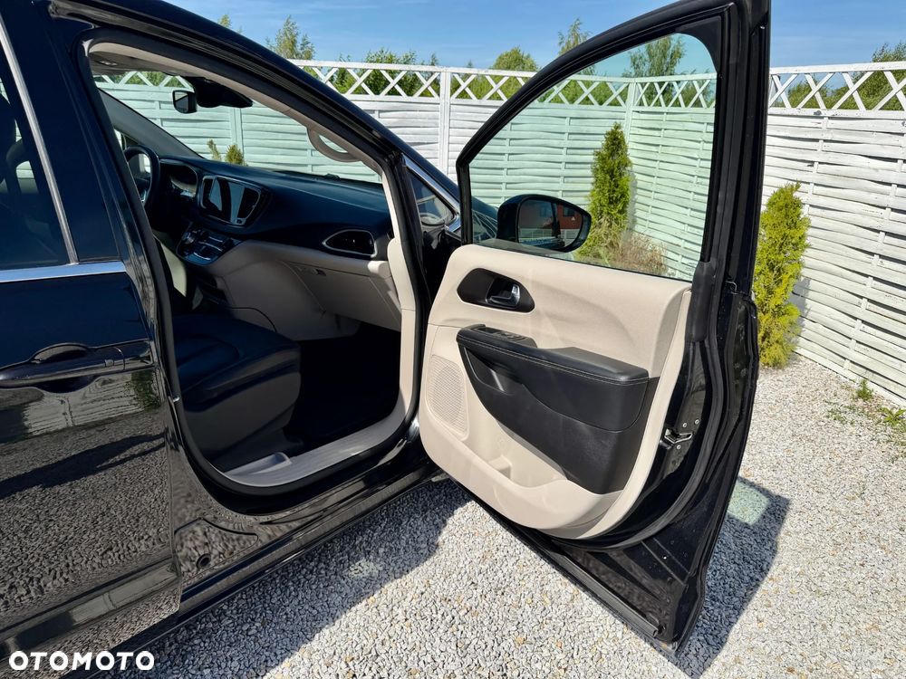Chrysler Pacifica - 36