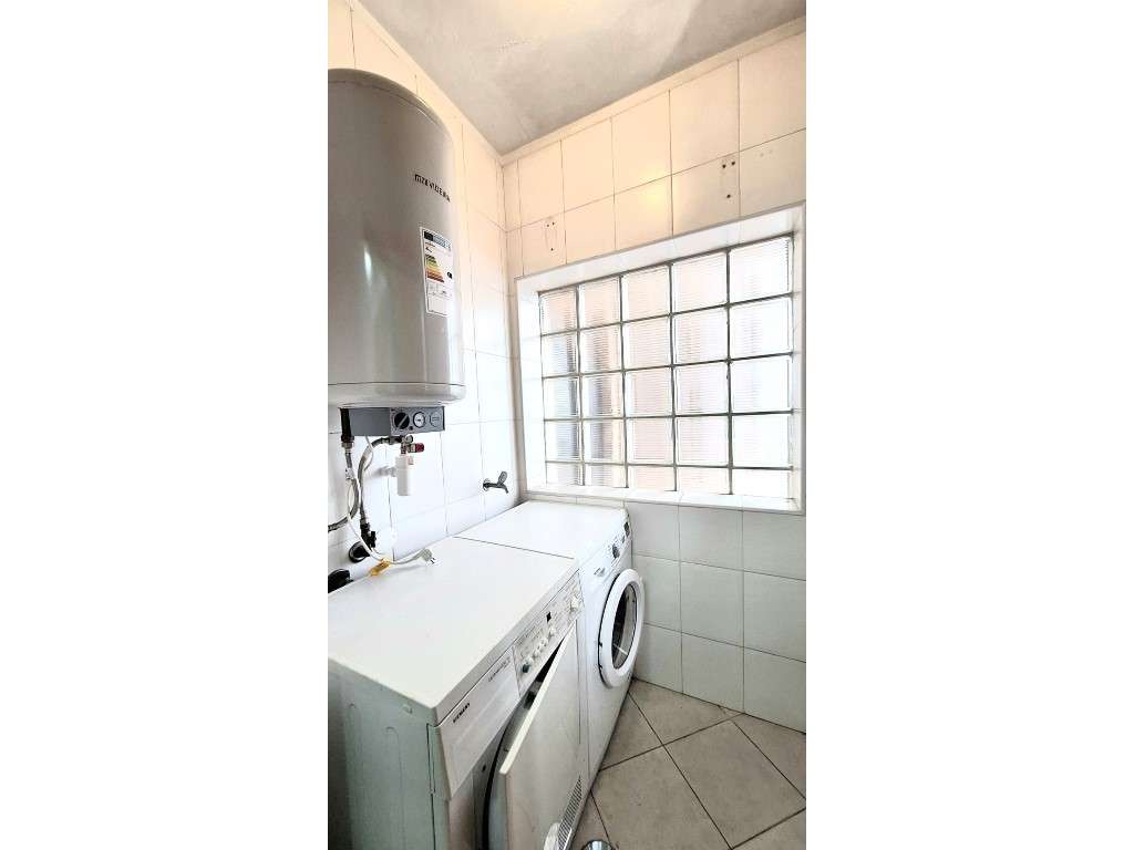 Apartamento T1 c/varanda, arrumos e lugar de garagem - Grande imagem: 4/12