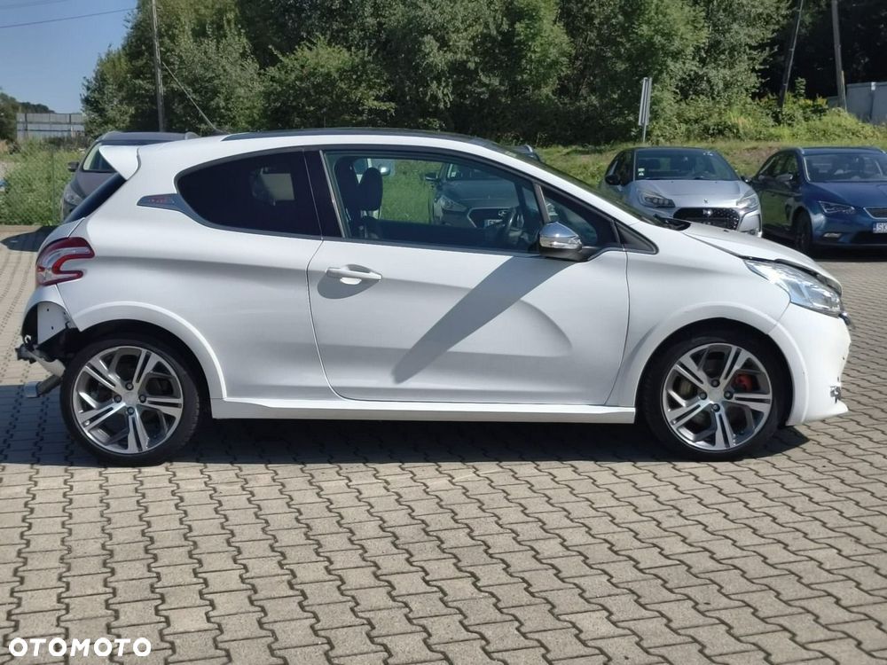 Peugeot 208 - 8