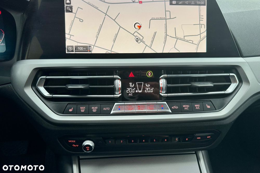 BMW Seria 3 330i Sport Line - 24