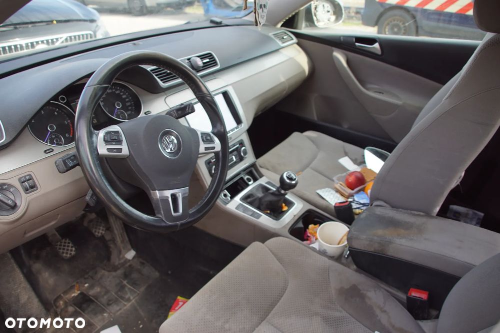 Auto na części - Volkswagen Passat B6 Lift 1.6 TDI 105 KM CAYC MDM LC8Z 2010R Silnik Skrzynia Drzwi Maska Błotnik Zderzak Lampa Lusterko Klamka Szyba Deska Kokpit Sterownik Moduł Czujnik Licznik Wyświetlacz Panel Kierownica - 9