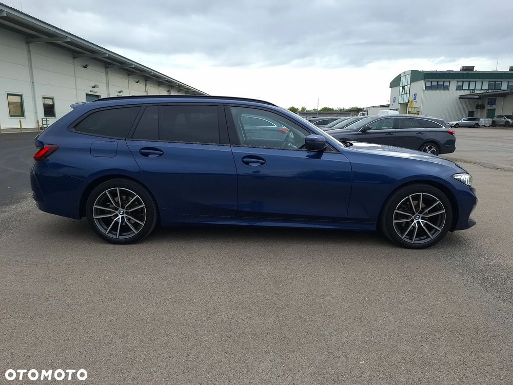 BMW 3 Series 2023 photo 3