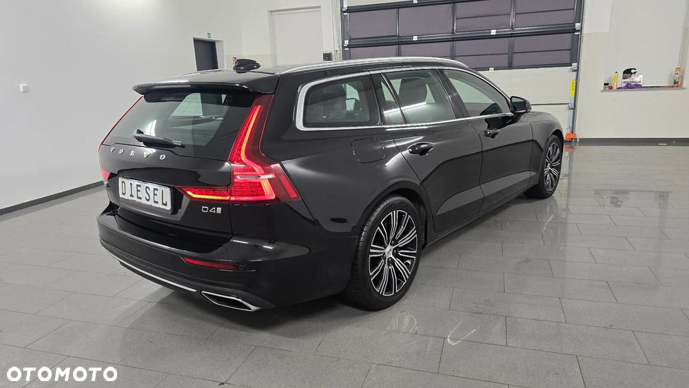 Volvo V60 D4 R-Design - 3