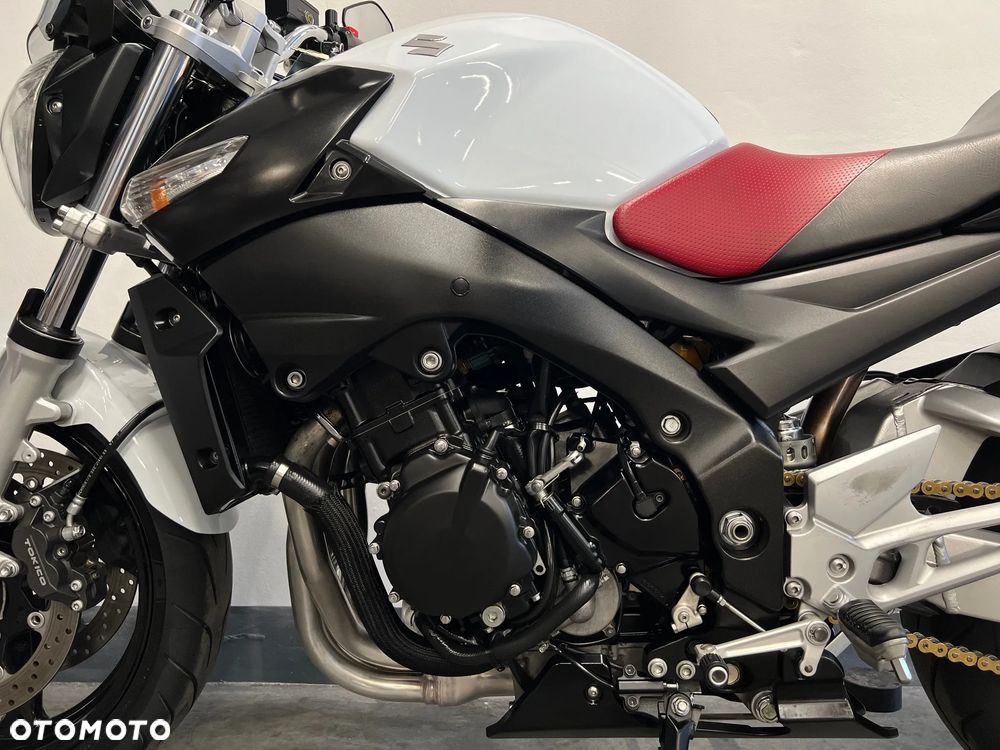 Suzuki GSR - 11