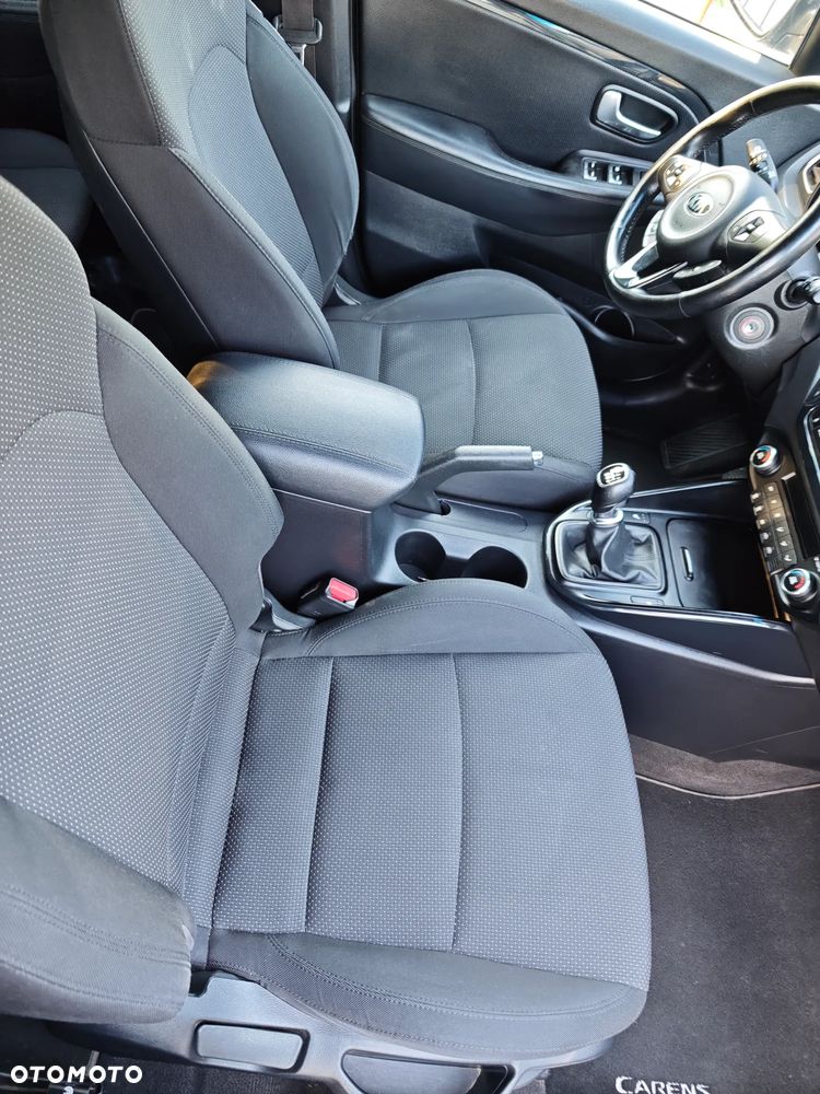 Kia Carens - 12