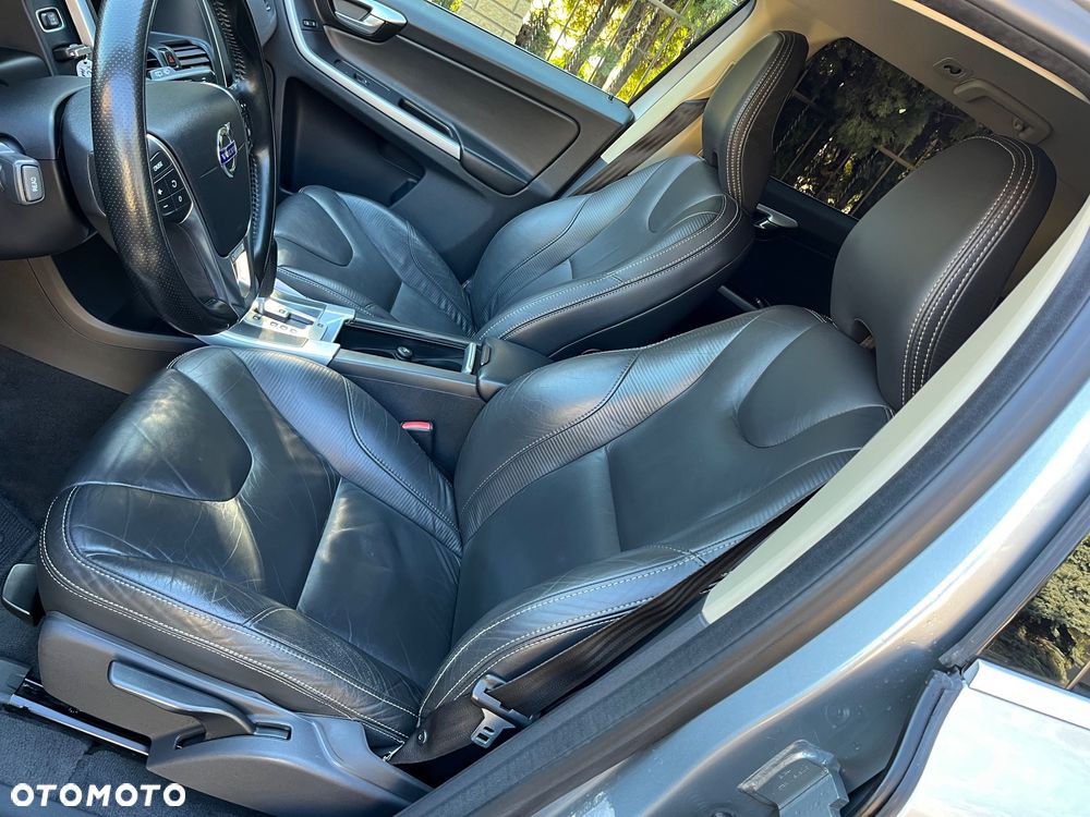 Volvo XC 60 2.4D AWD RDesign - 14
