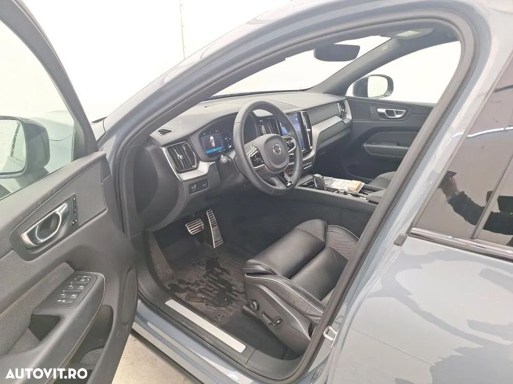 Volvo XC 60 B4 MHEV AT8 AWD R-Design - 4