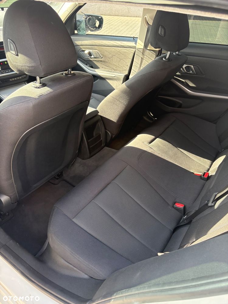 BMW Seria 3 316d mHEV - 18