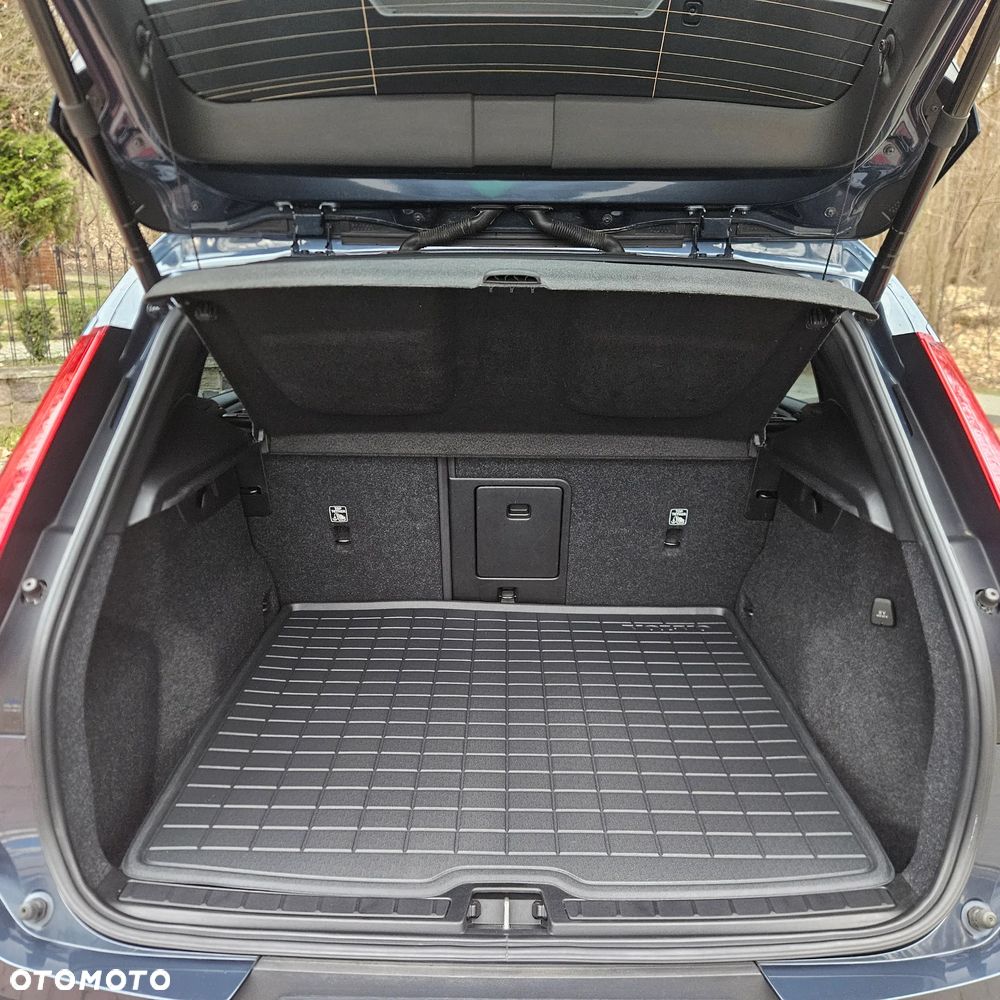 Volvo XC 40 B4 B AWD DKG Momentum Pro - 22