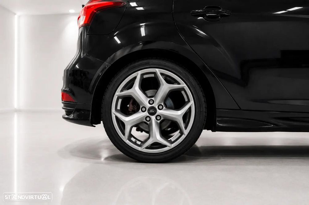 Ford Focus 2.0 EcoBoost ST c/ Pack Pele Desportiva - 13