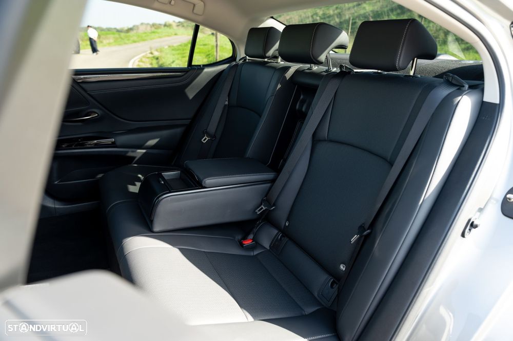 Lexus ES 300h Sport - 13