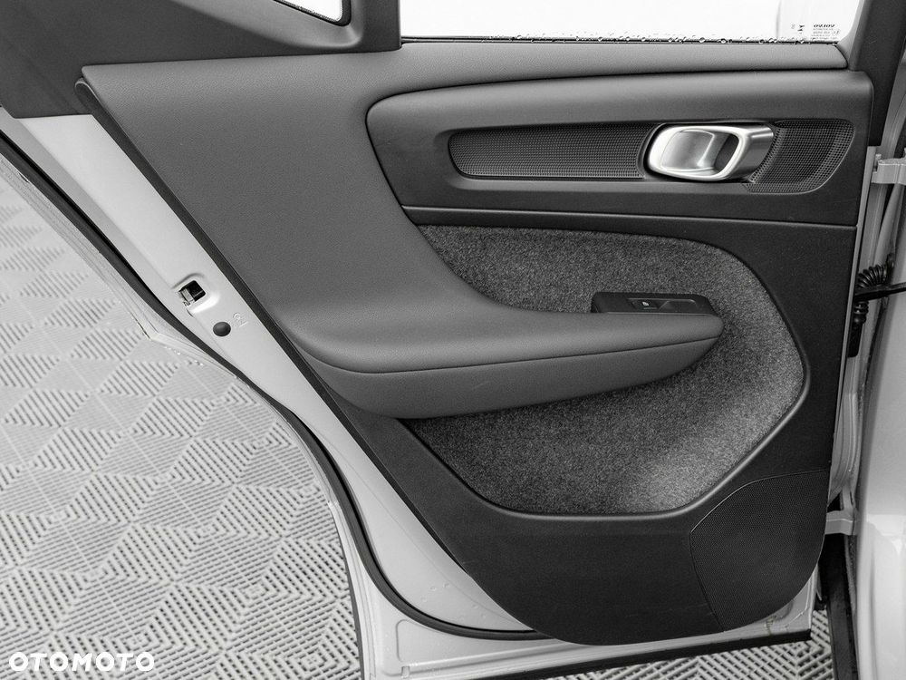 Volvo XC 40 B3 Plus Dark - 24