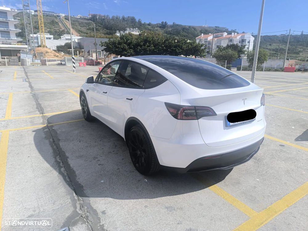 Tesla Model Y - 4