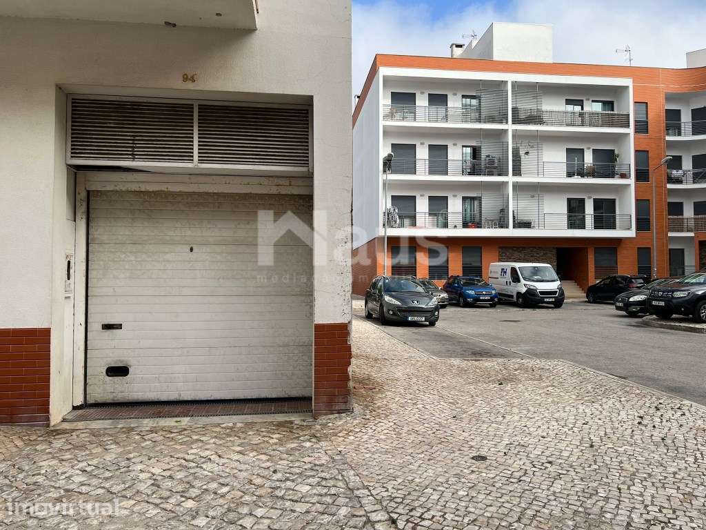 Garagem inserida em cave - Grande imagem: 2/8