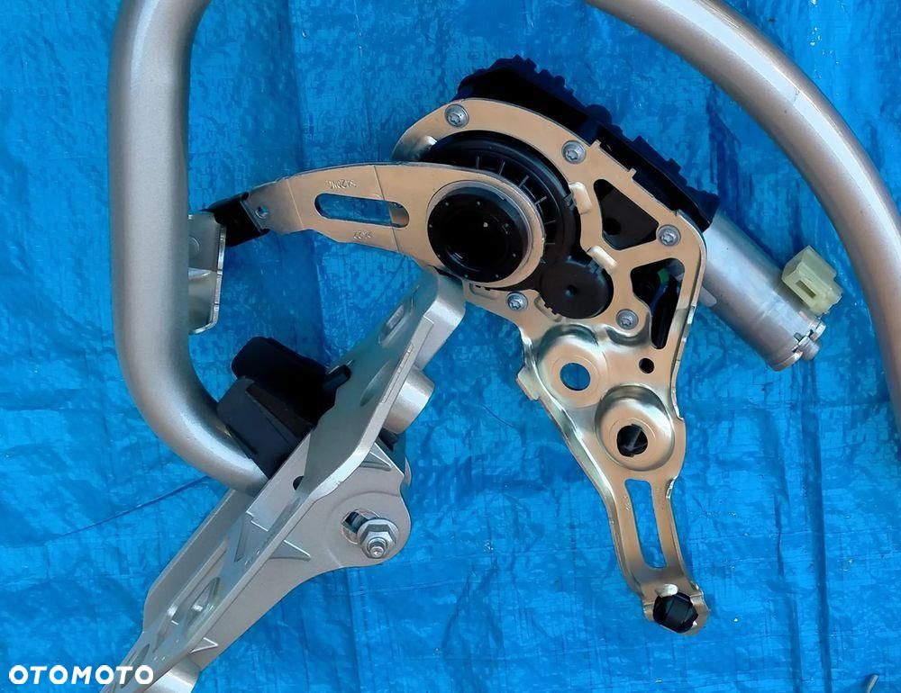 MERCEDES C Klasa W206 SEDAN / MECHANIZM TYLNEJ KLAPY / ORYGINAŁ - 4