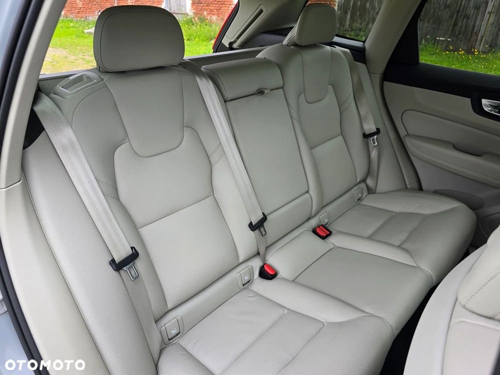 Volvo XC 60 B4 D AWD Plus Dark - 26