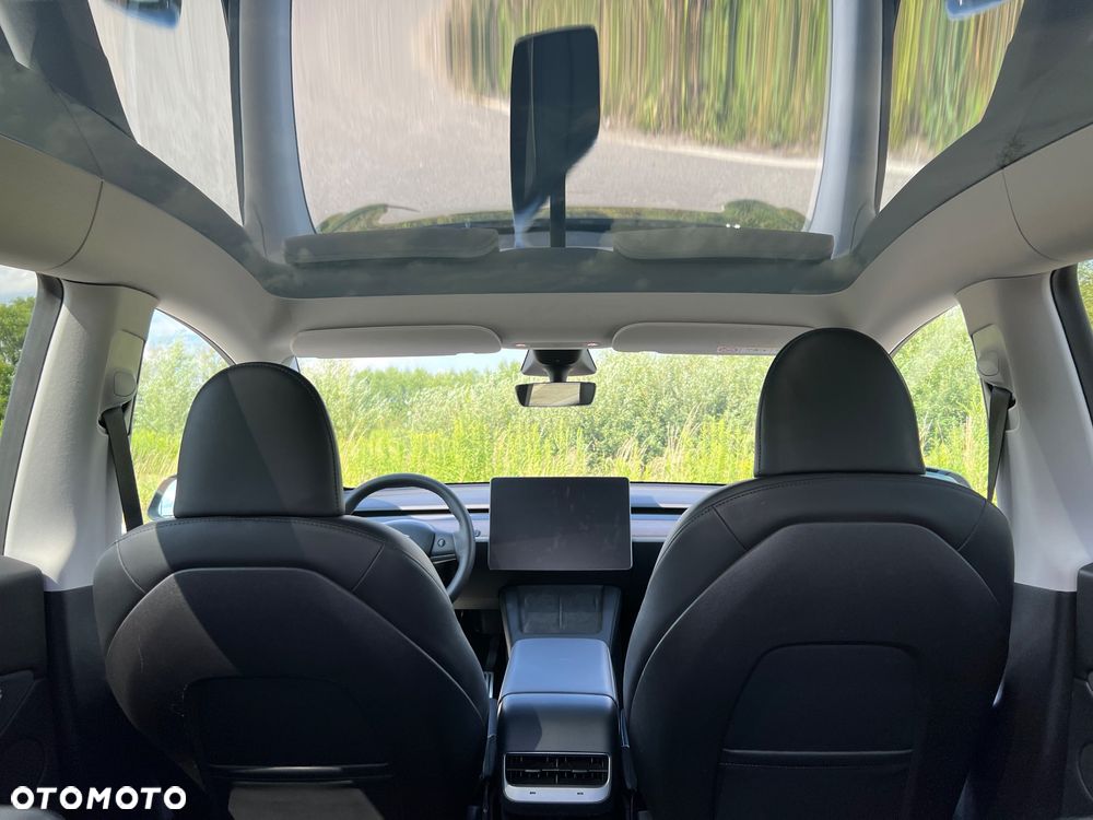 Tesla Model Y - 8