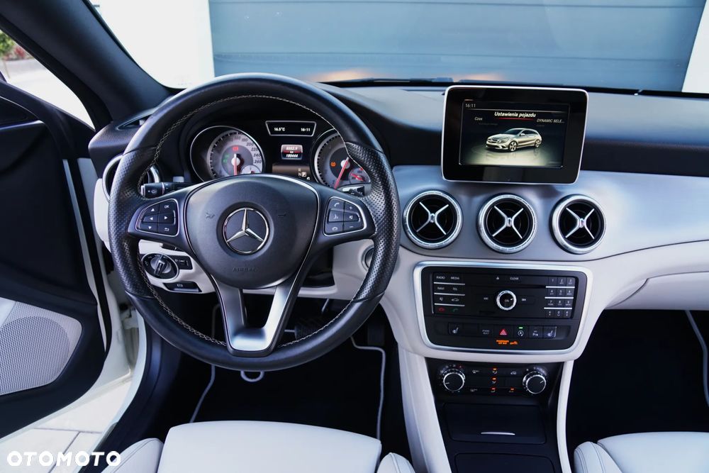 Mercedes-Benz CLA 180 7G-DCT UrbanStyle Edition - 33