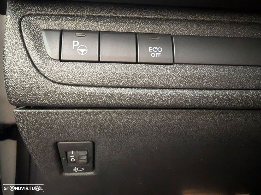 Peugeot 2008 1.2 PureTech Allure Pack EAT8 - 24