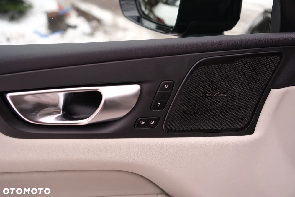 Volvo XC 60 B4 B Plus Dark - 10
